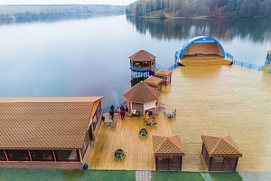 Вид на озеро из номера отеля Лаврово-Песочня